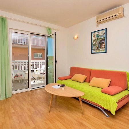 Lovely Apartment In Makarska With Kitchen Luaran gambar