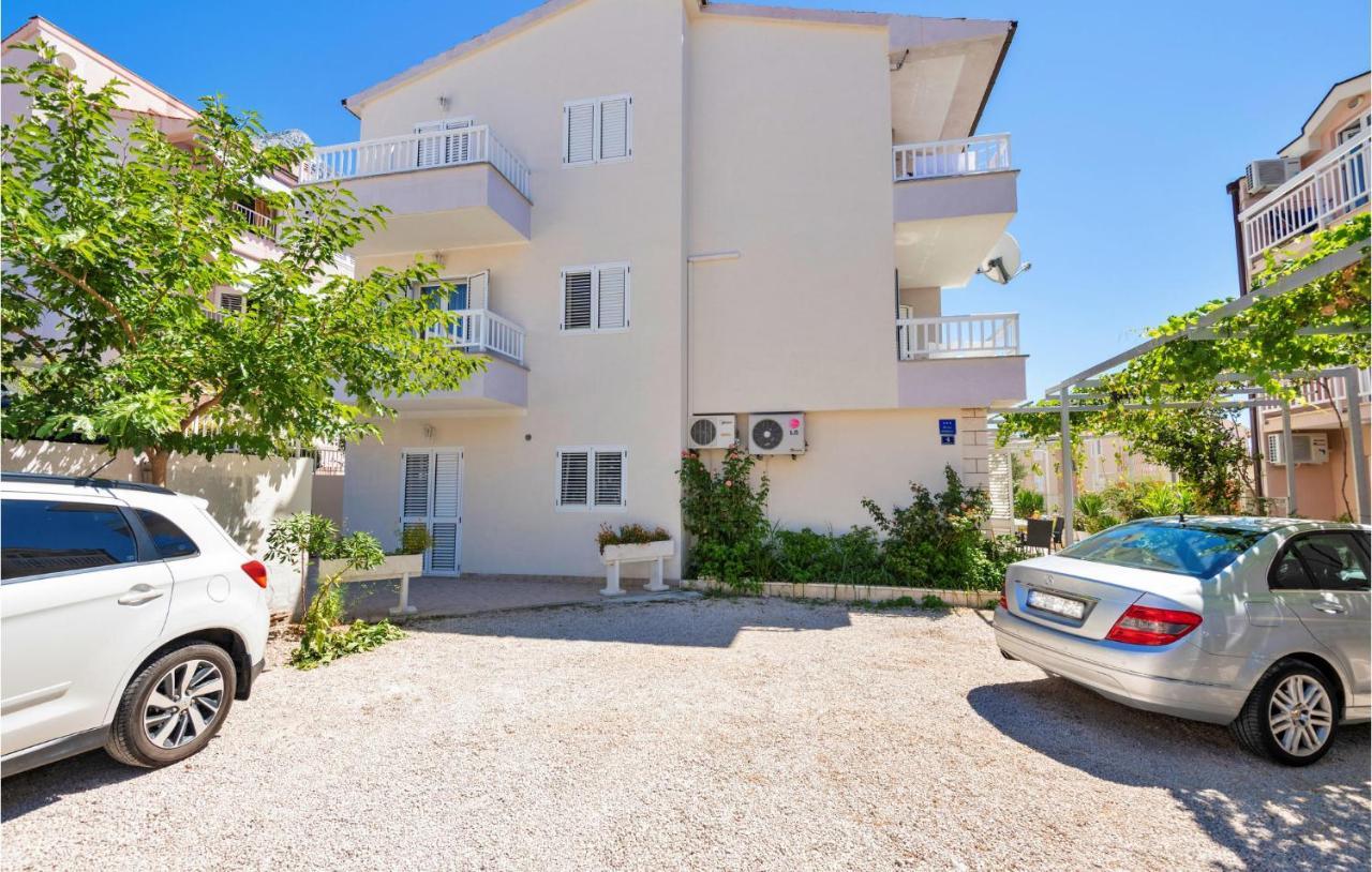 Lovely Apartment In Makarska With Kitchen Luaran gambar