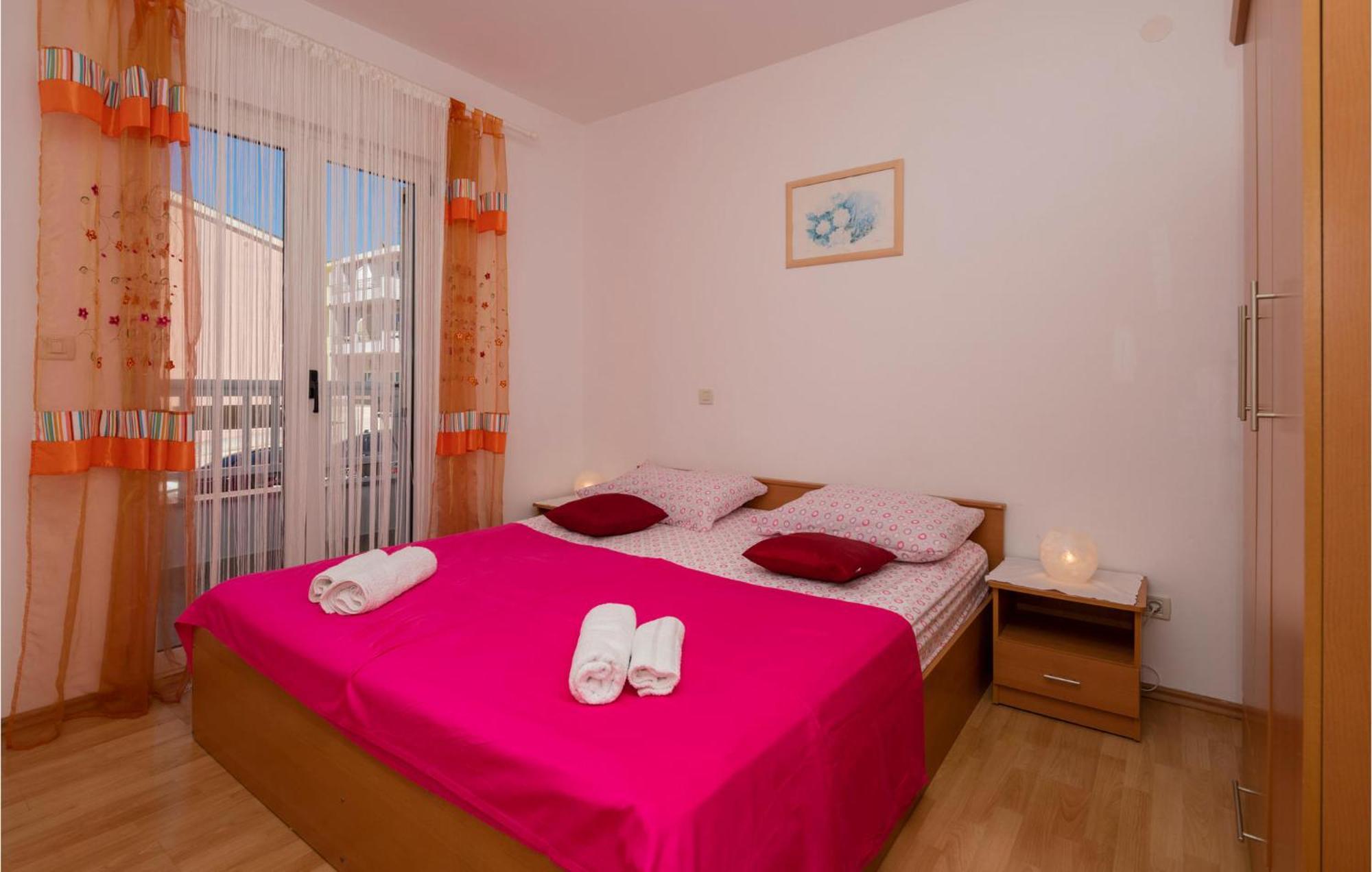 Lovely Apartment In Makarska With Kitchen Luaran gambar