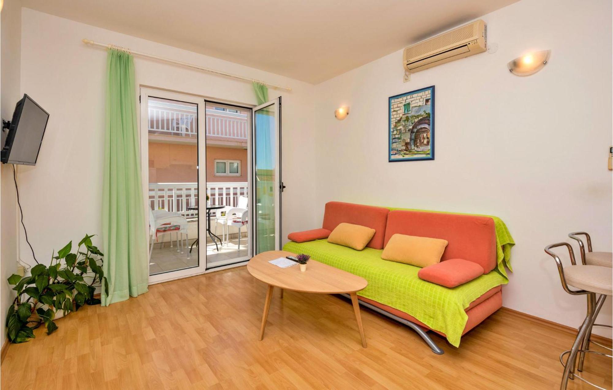 Lovely Apartment In Makarska With Kitchen Luaran gambar