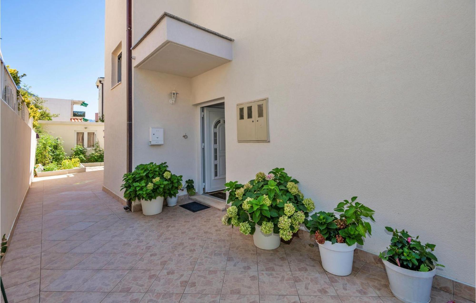 Lovely Apartment In Makarska With Kitchen Luaran gambar