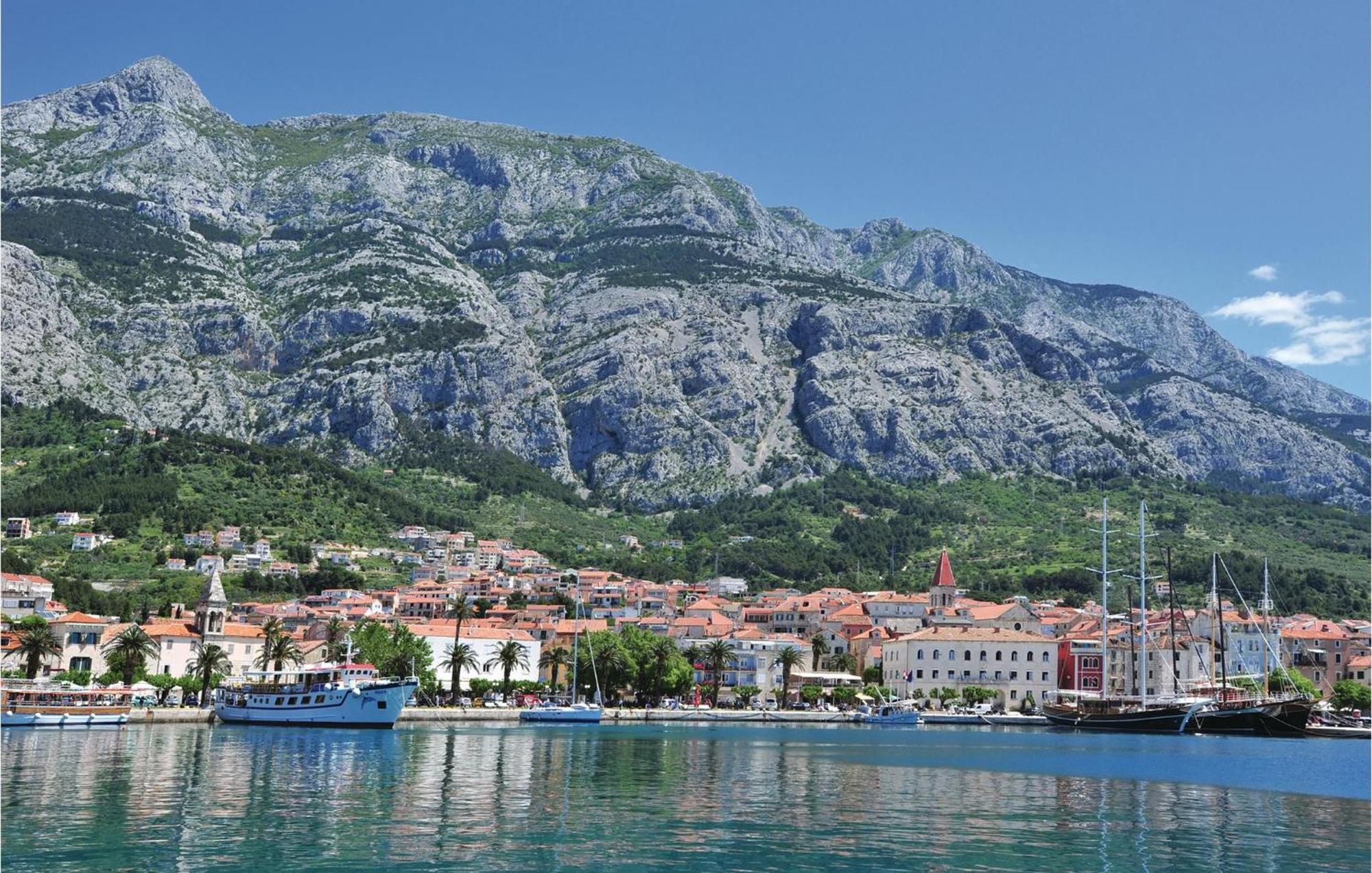 Lovely Apartment In Makarska With Kitchen Luaran gambar