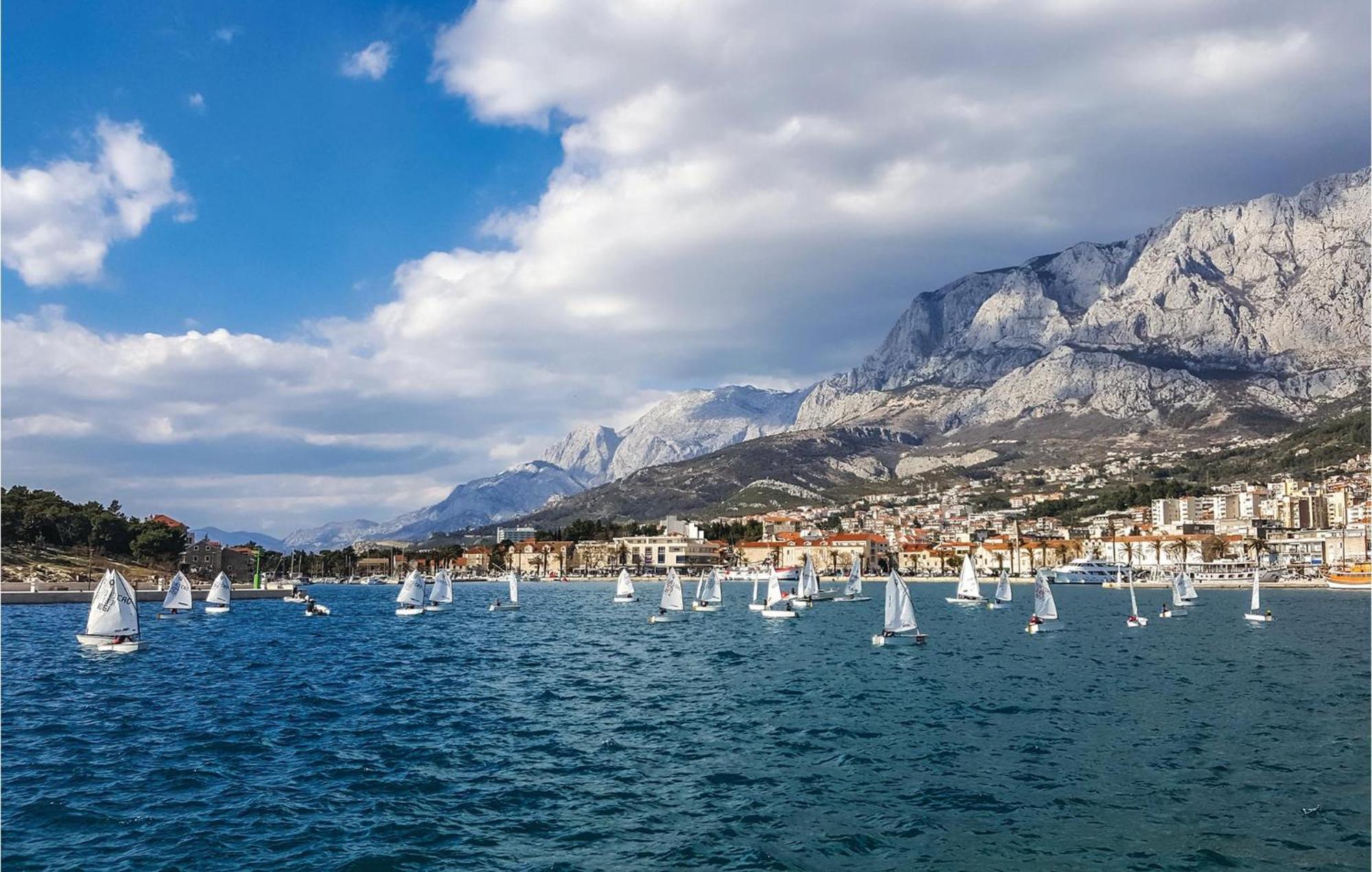 Lovely Apartment In Makarska With Kitchen Luaran gambar